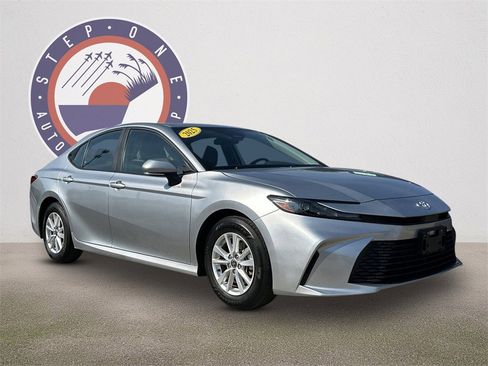Used 2025 Toyota Camry LE image 2