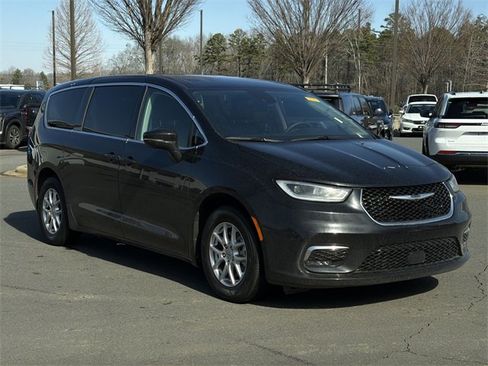 Used 2024 Chrysler Pacifica Touring-L image 7