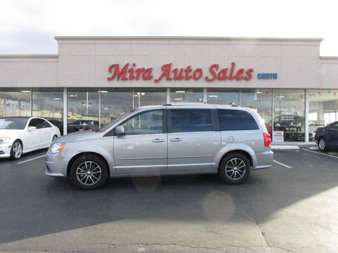 Used 2017 Dodge Grand Caravan SXT FWD image 2
