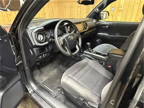 Used 2018 Toyota Tacoma TRD Sport AWD/4WD image 15