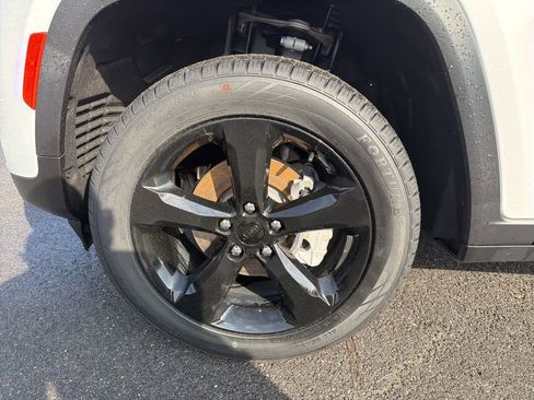 Used 2023 Jeep Grand Cherokee Limited w/ Black Appearance Package image 11