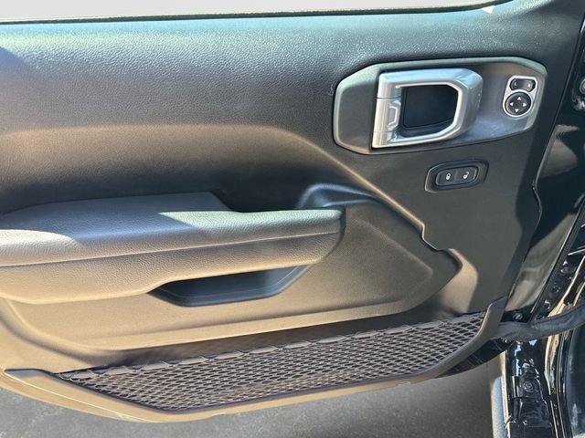 Used 2025 Jeep Gladiator Rubicon w/ Convenience Group AWD/4WD image 19