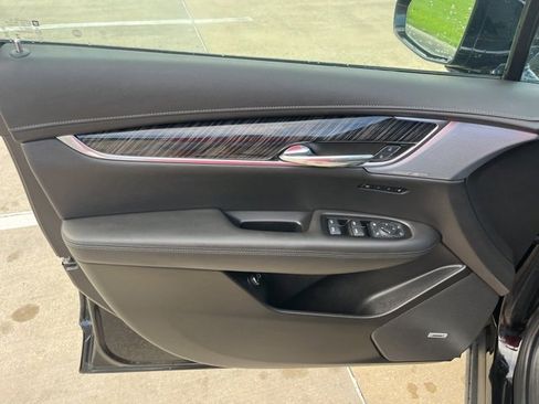 Used 2025 Cadillac XT6 Premium Luxury image 14