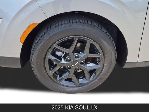 Used 2025 Kia Soul LX w/ LX Technology Package FWD image 8