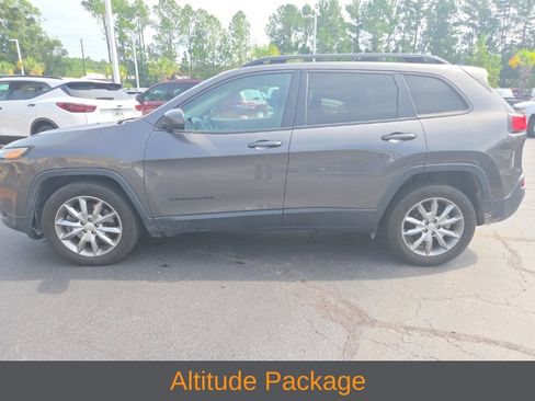 Used 2018 Jeep Cherokee Latitude w/ Altitude Package FWD image 3
