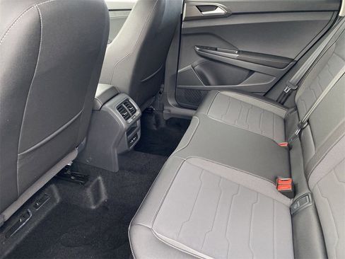 New 2026 Volkswagen Taos SE image 13
