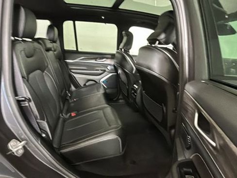 Used 2022 Jeep Grand Cherokee Overland w/ Luxury Tech Group IV AWD/4WD image 31