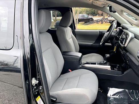 Used 2017 Toyota Tacoma SR5 image 8