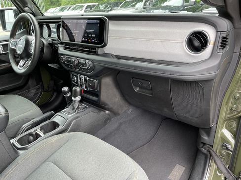 Used 2024 Jeep Wrangler Unlimited Sahara AWD/4WD image 45