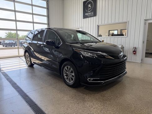 Used 2022 Toyota Sienna XLE AWD/4WD image 7