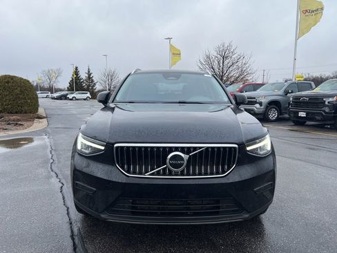 Used 2024 Volvo XC40 B5 Core image 2