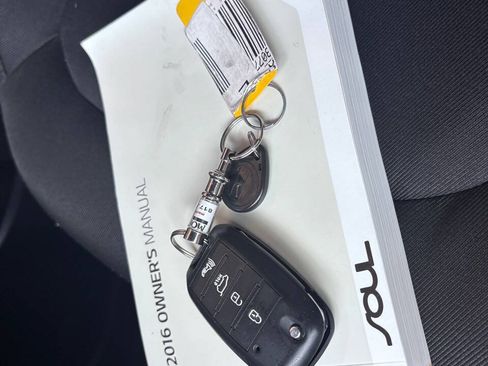 Used 2016 Kia Soul + FWD image 33