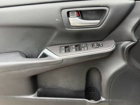 Used 2015 Toyota Camry SE w/ Moonroof Package FWD image 26