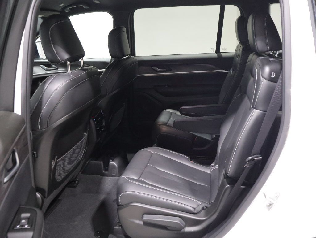 Used 2024 Jeep Grand Cherokee L Limited AWD/4WD image 17