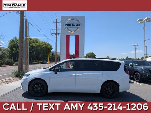 Used 2025 Chrysler Pacifica Limited FWD image 1
