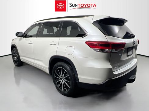 Used 2018 Toyota Highlander SE FWD image 6