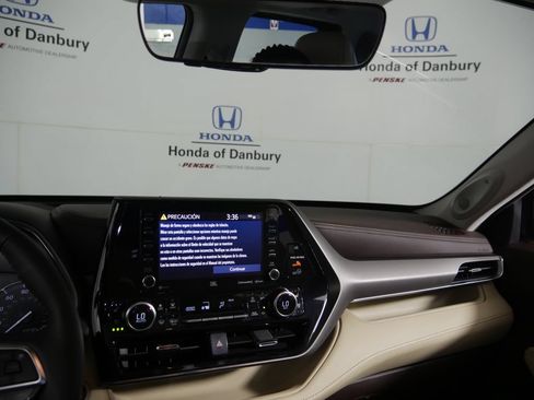 Used 2020 Toyota Highlander Limited AWD/4WD image 16