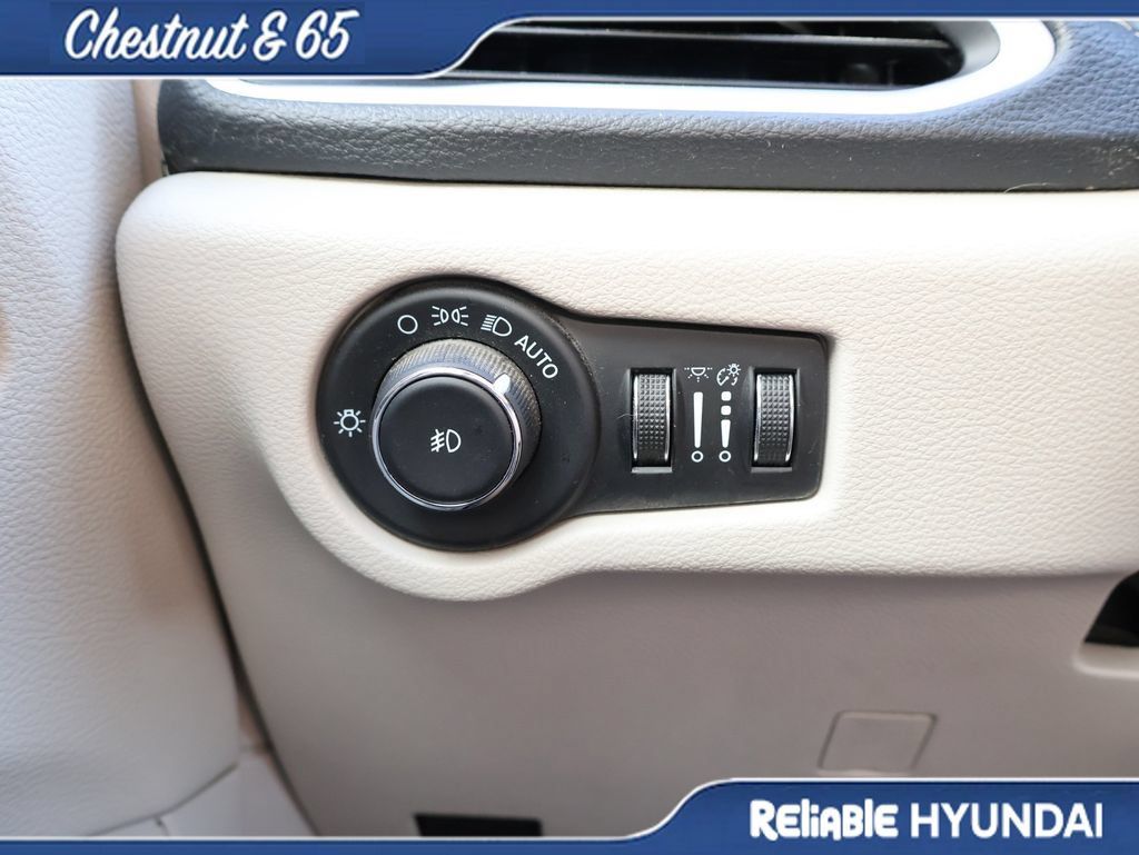 Used 2023 Chrysler Pacifica Touring-L AWD/4WD image 30