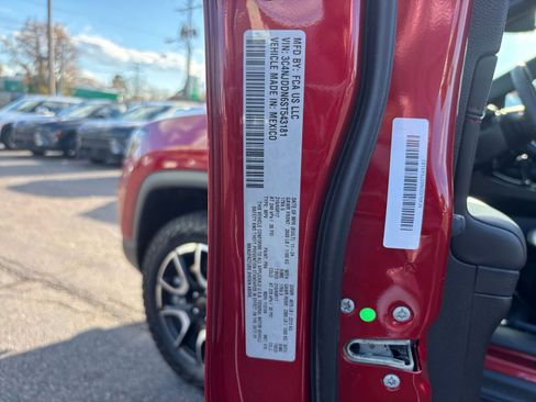 Used 2025 Jeep Compass Trailhawk image 28