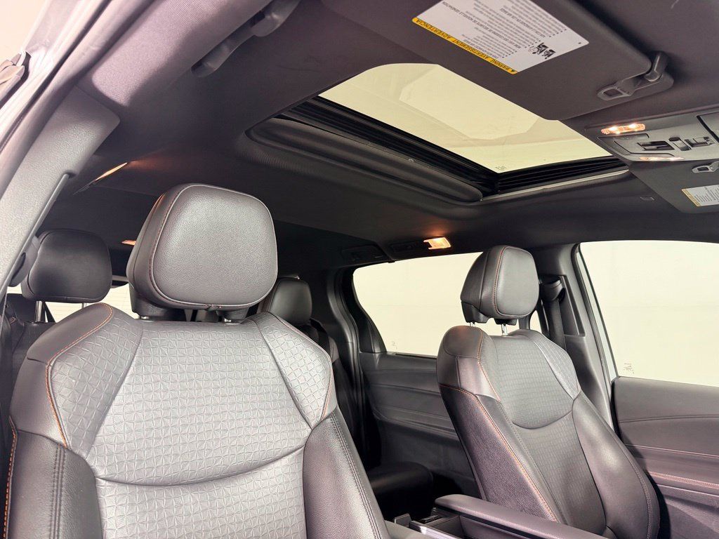 Used 2021 Toyota Sienna XSE FWD image 40
