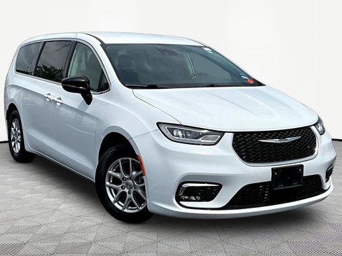 Used 2024 Chrysler Pacifica Touring-L FWD image 3