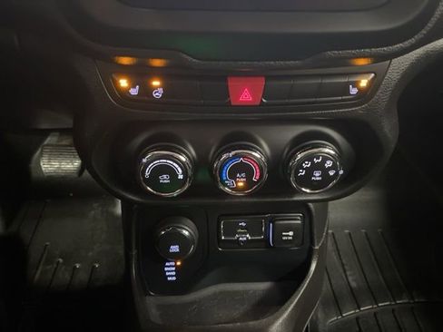 Used 2017 Jeep Renegade Latitude w/ Cold Weather Group AWD/4WD image 13
