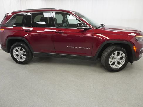 Used 2024 Jeep Grand Cherokee Limited w/ Luxury Tech Group II AWD/4WD image 10