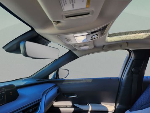 Used 2022 Lexus UX 200 w/ Premium Package FWD image 13