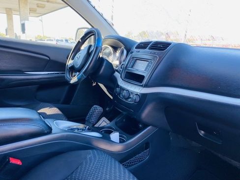 Used 2019 Dodge Journey SE image 18