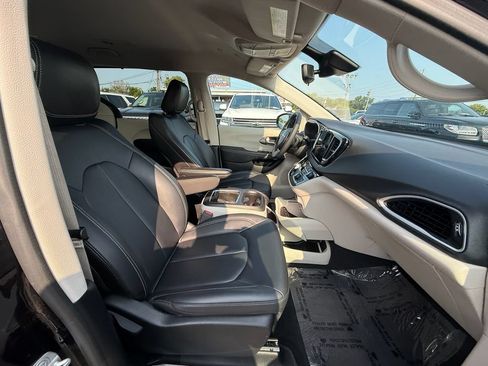 Used 2024 Chrysler Pacifica Touring-L FWD image 18