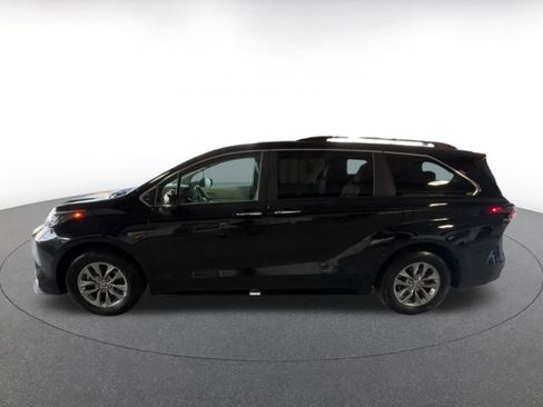 Used 2025 Toyota Sienna XLE image 10