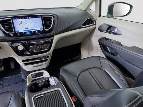 Used 2023 Chrysler Pacifica Touring-L AWD/4WD image 29