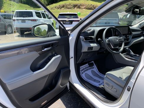 Used 2023 Toyota Highlander Limited FWD image 6