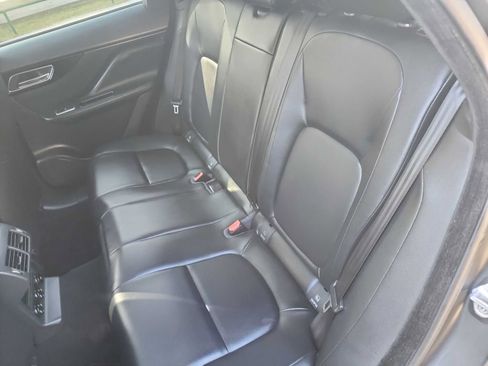 Used 2018 Jaguar F-PACE Premium image 36