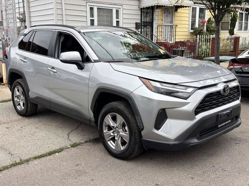 Used 2025 Toyota RAV4 XLE AWD/4WD image 5