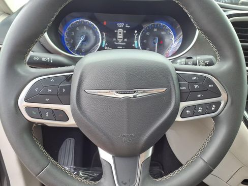 Used 2023 Chrysler Pacifica Touring-L FWD image 7