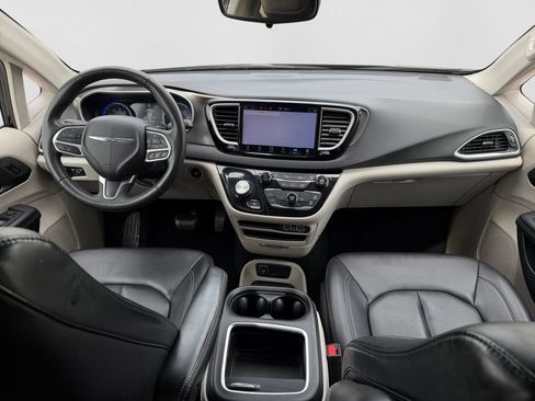 Used 2024 Chrysler Pacifica Touring-L FWD image 19