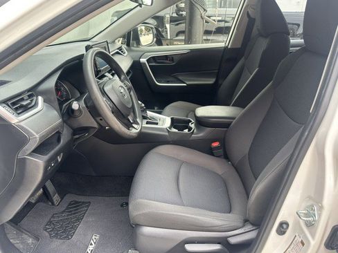 Used 2021 Toyota RAV4 LE FWD image 11