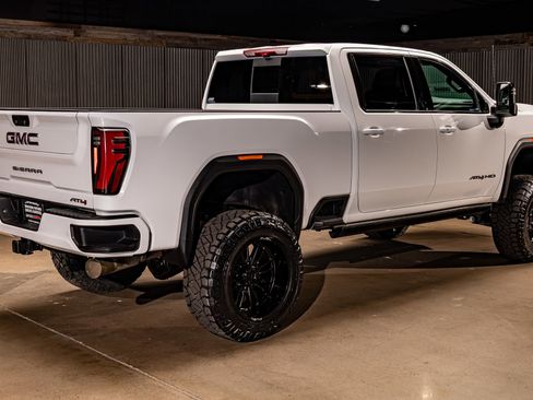Used 2025 GMC Sierra 2500 AT4 image 10