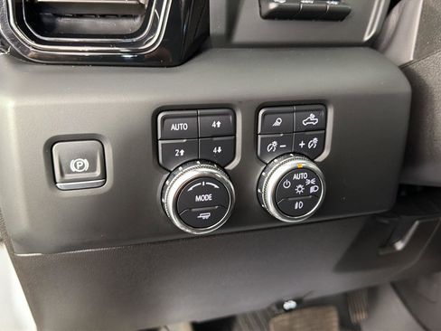 Used 2024 GMC Sierra 2500 AT4 w/ Technology Package AWD/4WD image 30
