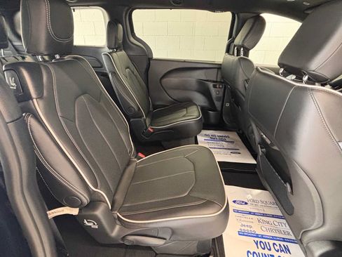 Used 2025 Chrysler Pacifica Limited AWD/4WD image 15