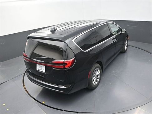 New 2026 Chrysler Pacifica Select image 15
