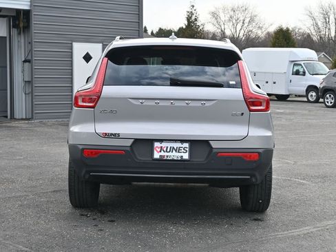 Used 2024 Volvo XC40 B5 Core image 9
