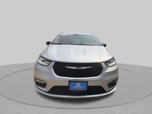 Used 2024 Chrysler Pacifica Touring-L FWD image 9