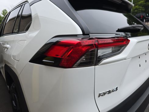 Used 2020 Toyota RAV4 LE FWD image 33