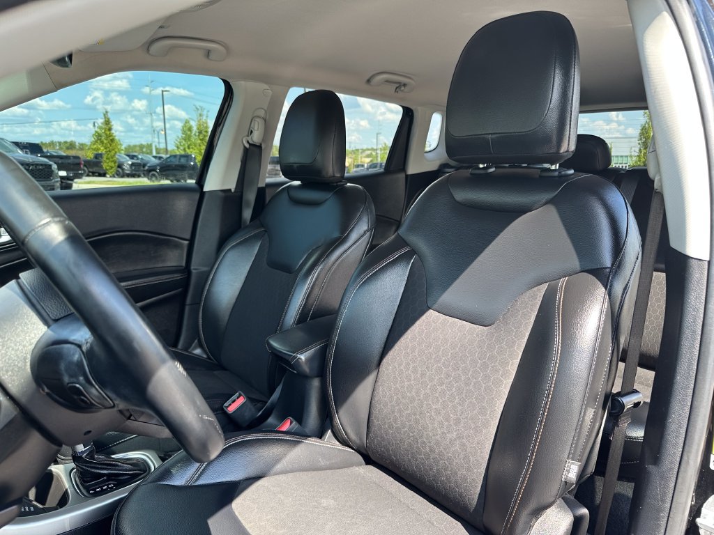 Used 2018 Jeep Compass Latitude w/ Popular Equipment Group AWD/4WD image 38