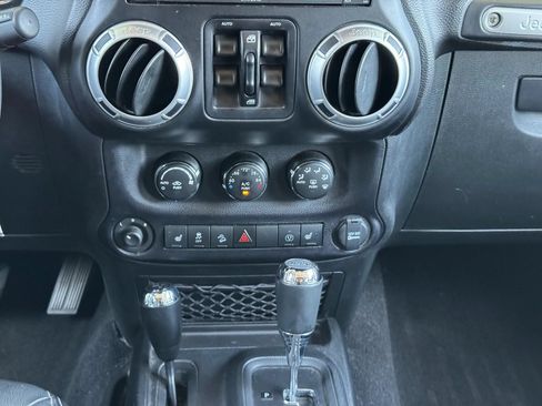 Used 2015 Jeep Wrangler Unlimited Sahara w/ Connectivity Group AWD/4WD image 17