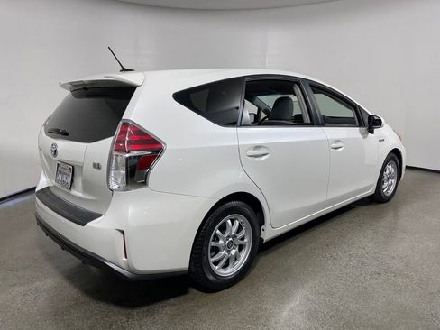 Used 2017 Toyota Prius V image 3