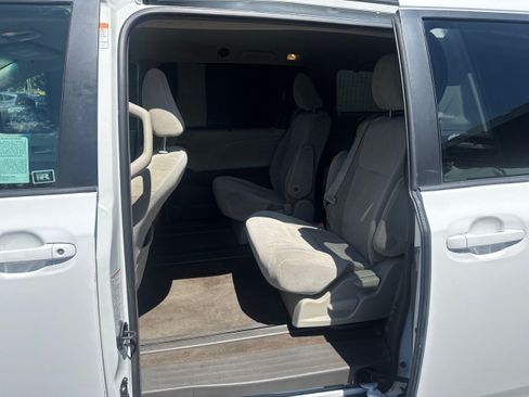 Used 2017 Toyota Sienna LE FWD image 10