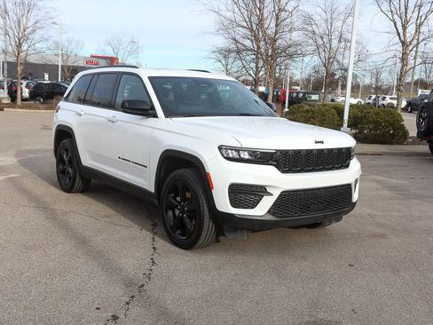 Used 2023 Jeep Grand Cherokee Altitude image 9